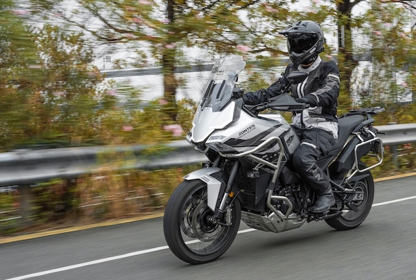 Arriva il Ride-by-Wire: ecco come cambia la tre cilindri Zontes ZT703-F