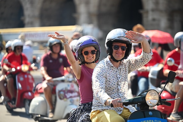 Vespa spegne 80 candeline a Roma: oltre 50.000 visitatori e 25.000 scooter in parata