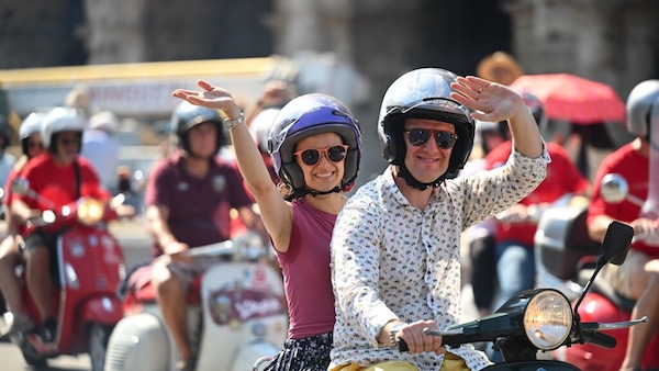 Vespa spegne 80 candeline a Roma: oltre 50.000 visitatori e 25.000 scooter in parata