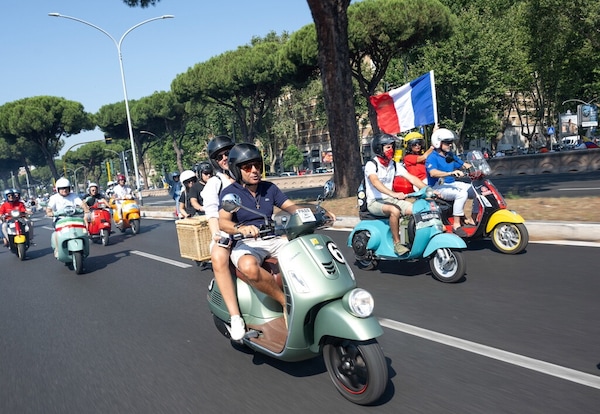 Le Vespe invadono Roma: LE FOTO della grande festa