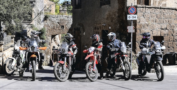 Adventure sotto i 500 cc: un fenomeno in espansione. Ma perchè hanno così tanto successo?