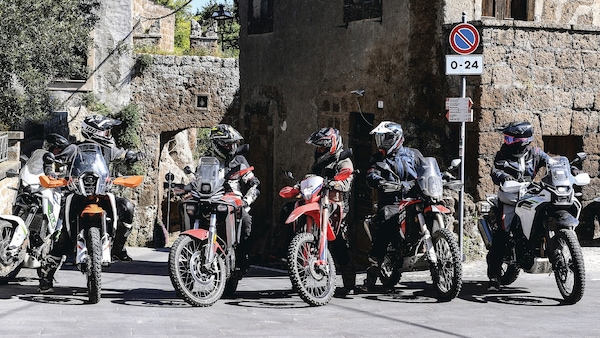 Adventure sotto i 500 cc: un fenomeno in espansione. Ma perchè hanno così tanto successo?