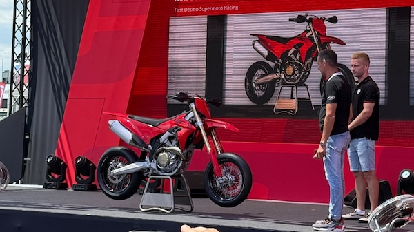 Ducati Desmo450 SM: ecco la prima Supermotard da gara, debutto ufficiale a settembre LE FOTO