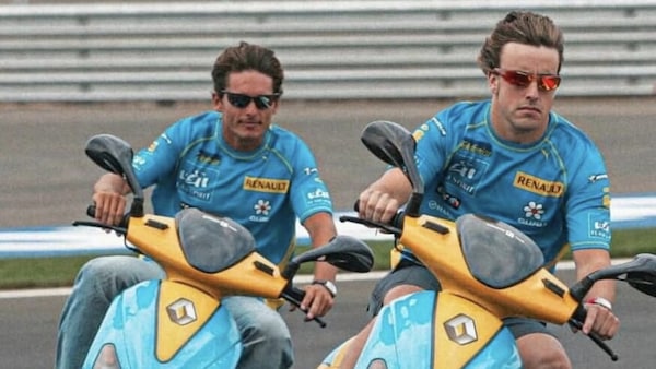 Da Senna a Schumacher,  dalla Vespa al  Booster: i miti della Formula 1 con le piccole icone su due ruote