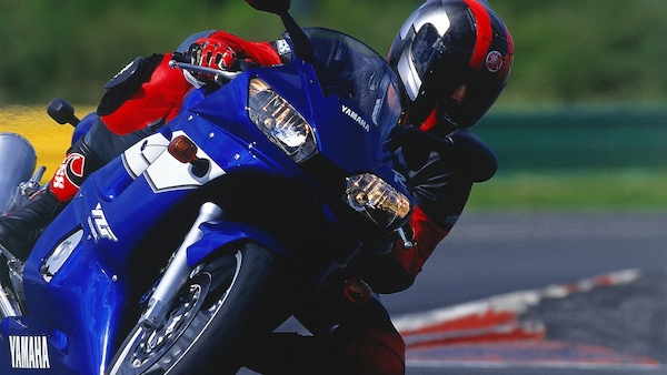 Yamaha R6, ultimo giro per una regina che ha fatto storia (e scuola)