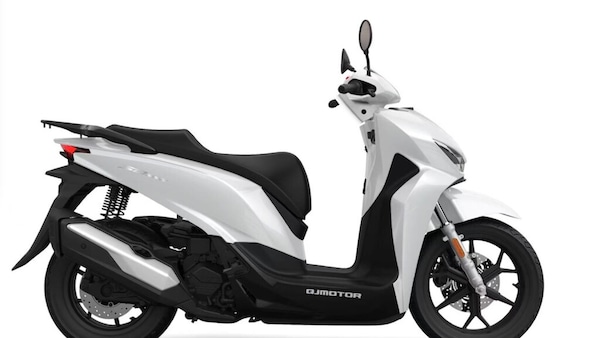 QJMotor SQ 350: le foto del nuovo scooter a ruote alte