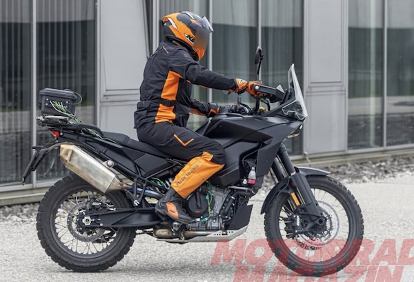 Nuova KTM 790 Adventure: addio al vecchio frontale, design tutto nuovo e debutto vicino