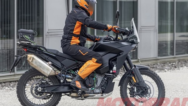 Nuova KTM 790 Adventure: addio al vecchio frontale, design tutto nuovo e debutto vicino