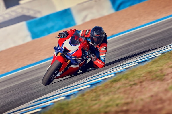 In moto bisogna spingere sulle pedane? Forse no