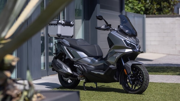 SYM ADX 300 MY26, più tecnologia per il crossover