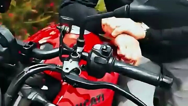 Comparativa Naked 2026. Ducati Monster V2: scopri cosa ci è piaciuto e cosa meno!
