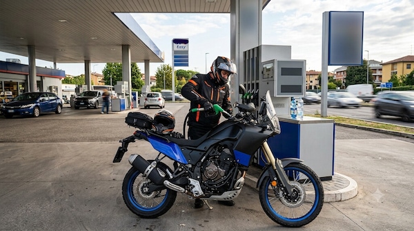 Prezzo benzina oggi: la verde continua a salire, petrolio in rialzo