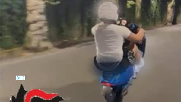 Impenna con lo scooter e pubblica il video sui social: i Carabinieri lo trovano