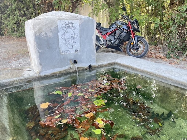 La Sabina con una Honda CB750 Hornet, tra borghi e curve senza fretta