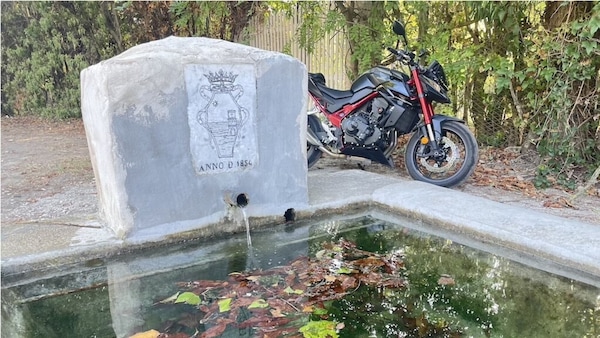 La Sabina con una Honda CB750 Hornet, tra borghi e curve senza fretta