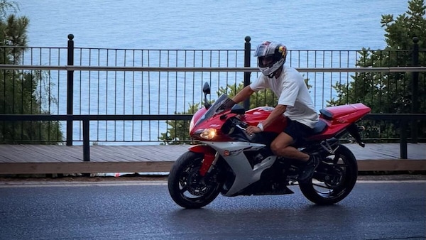 Quando una moto diventa una macchina del tempo: la lezione di Razgatlioglu