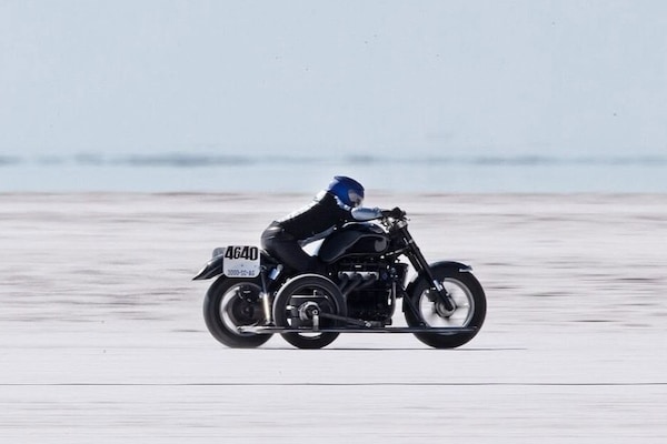 Sidecar da record, un 3.000 cc per toccare i 225 km/h: la sfida di Liane Langlois a Bonneville