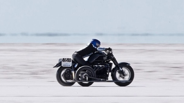 Sidecar da record, un 3.000 cc per toccare i 225 km/h: la sfida di Liane Langlois a Bonneville