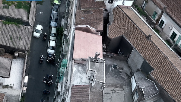 Scappano in moto dalla Polizia, ma non guardano in alto: l'elicottero li segue per tutta Catania
