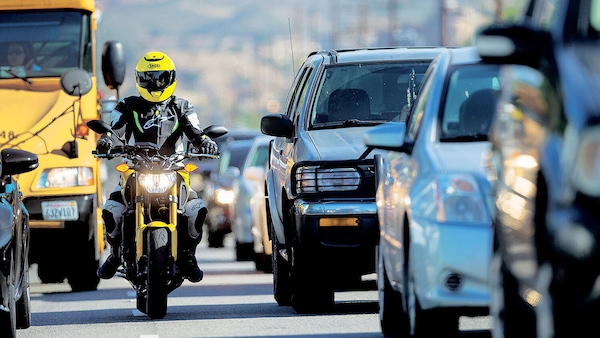 In Spagna sarà legale usare la corsia d'emergenza in caso di traffico