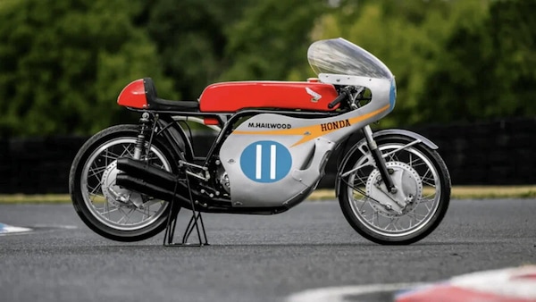 Moto da un milione di euro: all’asta la Honda RC173 di Mike Hailwood