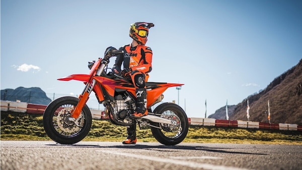 KTM 450 SMR 2027, una piccola pistaiola: le foto