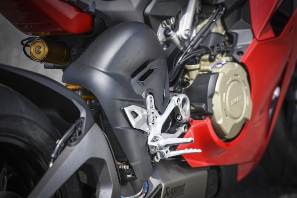 Ducati contro Aprilia, sfida totale tra le V4 italiane: le foto della Panigale V4 S