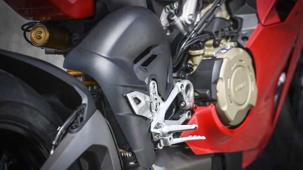 Ducati contro Aprilia, sfida totale tra le V4 italiane: le foto della Panigale V4 S