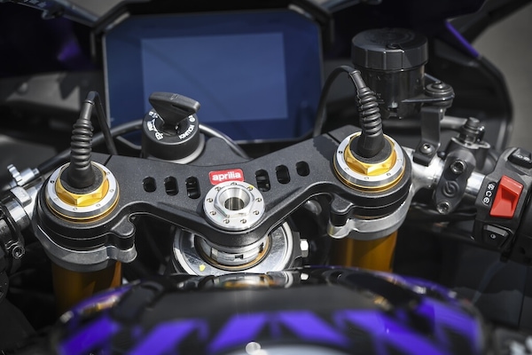 Ducati contro Aprilia, sfida totale tra le V4 italiane: le foto della RSV4 Factory