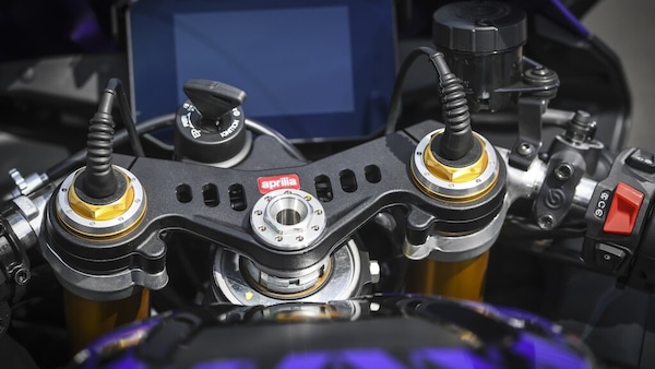 Ducati contro Aprilia, sfida totale tra le V4 italiane: le foto della RSV4 Factory