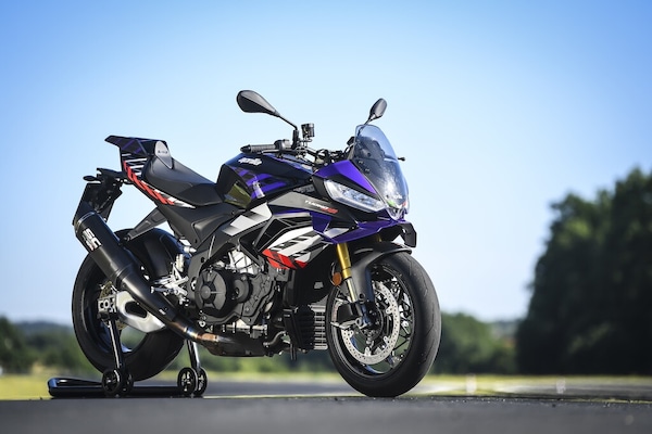 Ducati contro Aprilia, sfida totale tra le V4 italiane: le foto della Tuono V4 Factory