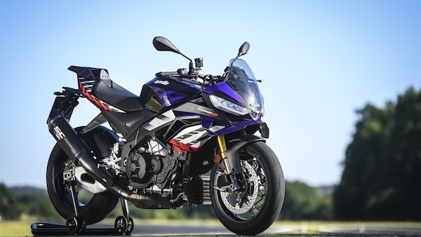 Ducati contro Aprilia, sfida totale tra le V4 italiane: le foto della Tuono V4 Factory