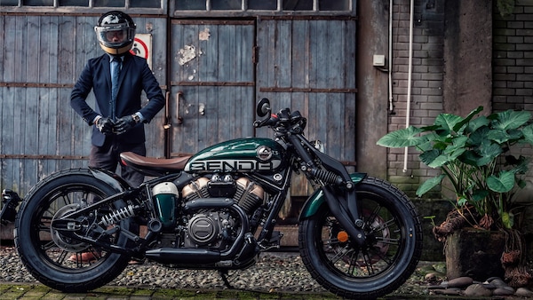 Arriva la moto più "assurda" del mercato, la Benda Napoleon Bob 125