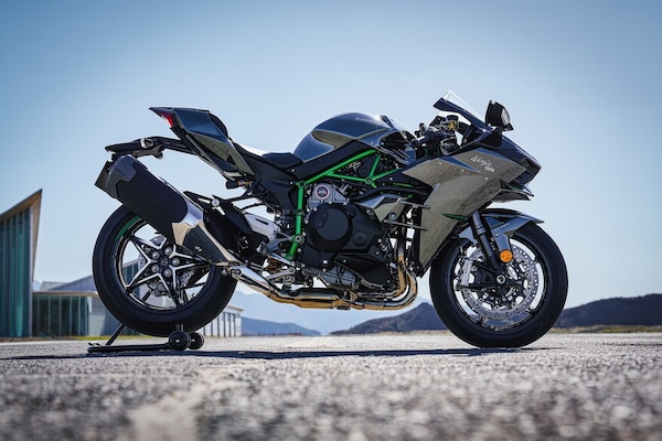 Kawasaki, torna la Ninja H2 nel 2027: dieci anni dopo ha ancora voglia di stupire