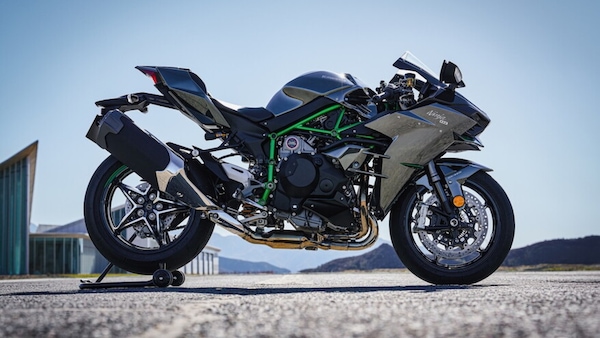 Kawasaki, torna la Ninja H2 nel 2027: dieci anni dopo ha ancora voglia di stupire