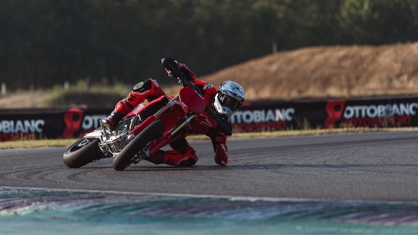 Ducati Desmo450 SM: dal Mondiale alla pista per giocare di traverso