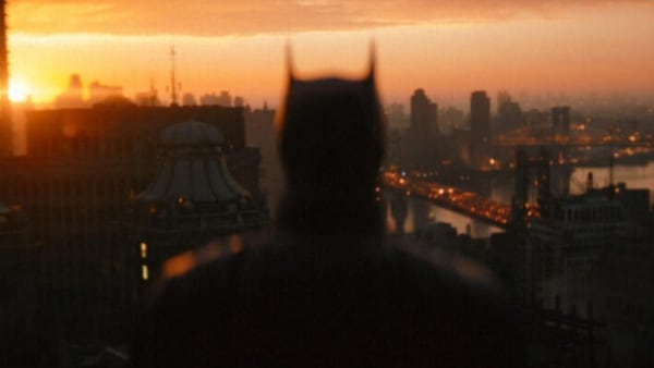 Ecco “Batman” delle moto: cattura i presunti ladri e li lega ai lampioni