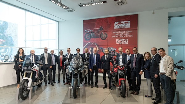 Ducati, il ministro Urso a Borgo Panigale: "È l'italia che fa sognare, pronti a tutelare un simbolo del Made in Italy”