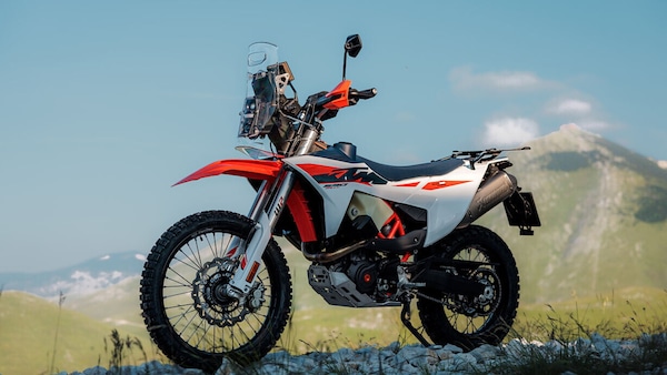 La KTM 690 Rally 2027 è pronta per la concessionaria: ecco quanto costa