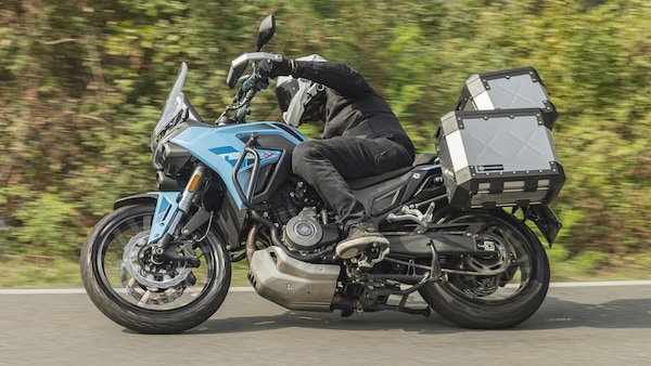 Viaggiare in moto, il metodo dei “cannelloni” e altri consigli: ecco come caricare le valigie