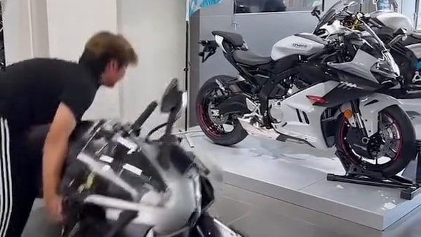 Moto a terra in concessionaria: lei saluta, l’amico invece se la dà a gambe