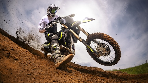 Triumph TF 250-X 2027, spettacolo in pista: le foto