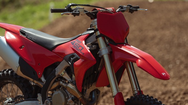 Ducati Desmo450 MX e 450 MX Factory 2027: le foto