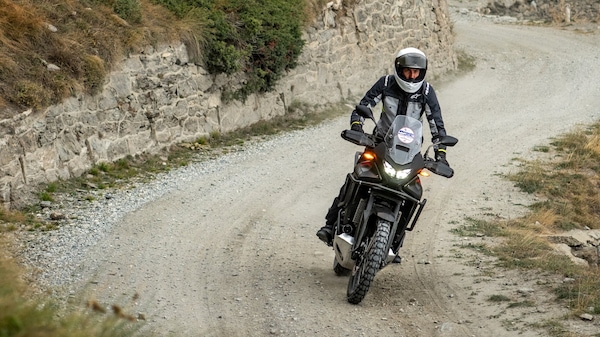 Da Trieste a Ventimiglia con la Honda Transalp 750 E-Clutch: 1.800 km di curve, passi alpini e avventura