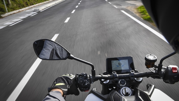 Nuovo Codice della strada: moto e scooter in corsia di emergenza, cambiano anche le multe