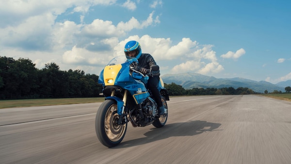 Yamaha XSR900 GP 2027: la livrea Legend Blue celebra Christian Sarron