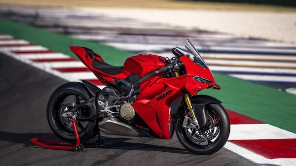 Ducati aggiorna la Panigale V4 per il 2027: le foto