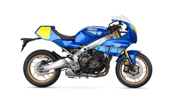 Yamaha XSR900 GP 2027: la livrea Legend Blue celebra Christian Sarron LE FOTO