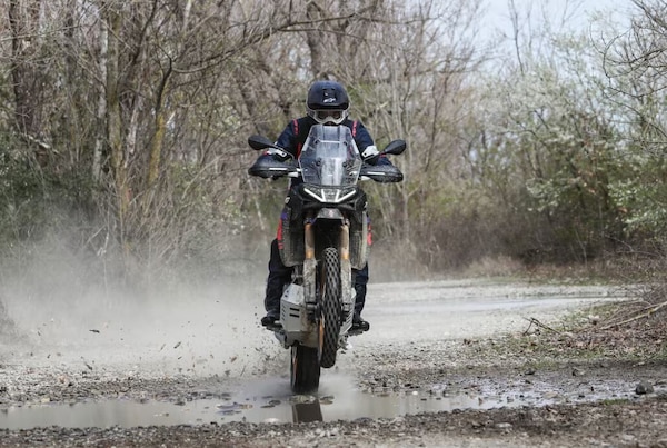 La rivincita delle medie: 10 moto che sfidano le maxi senza complessi