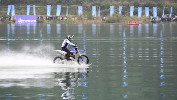 Zhang Xue di ZXMoto vola sull'acqua con la MX450 e batte il record del mondo